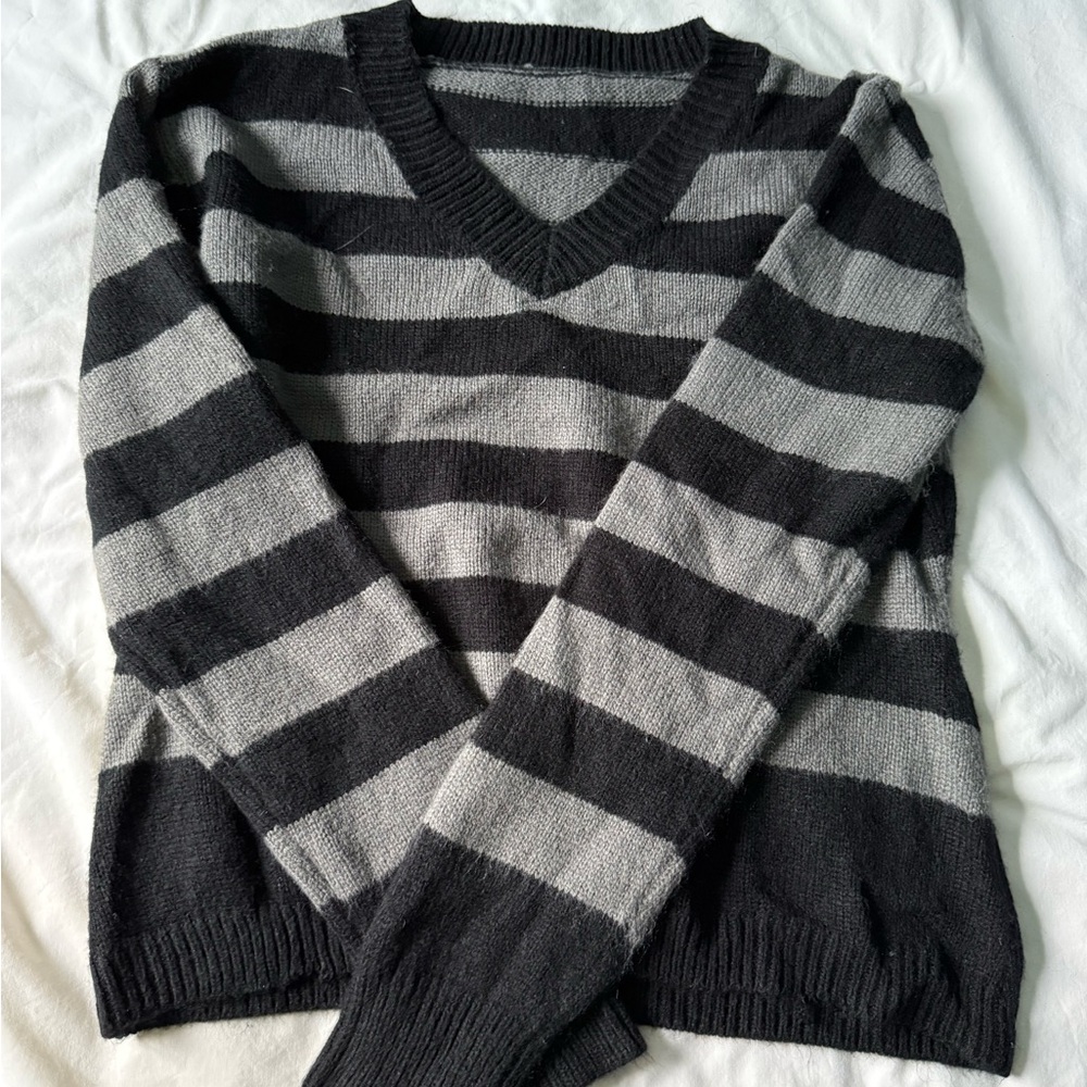ROMWE Black and Gray Striped V-Neck Sweater